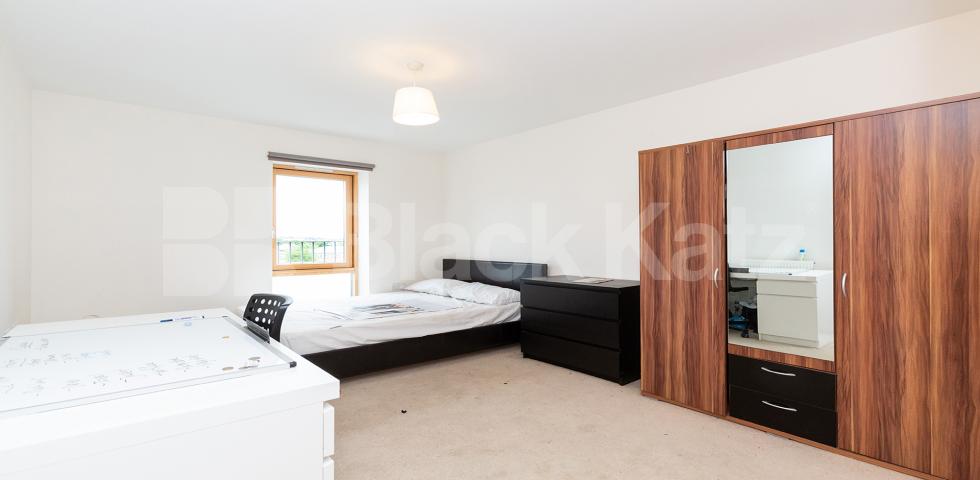 Contemporary 3 bedroom 2 bathroom flat mins to tube and shops New Clock Tower, North Road, Caledonian Road